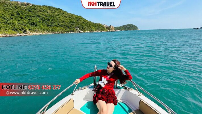 Check in sống ảo trên cano Vĩnh Hy