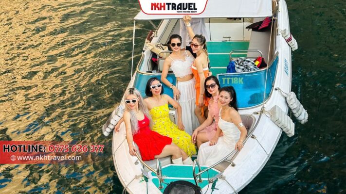 Check in sống ảo trên cano Vĩnh Hy