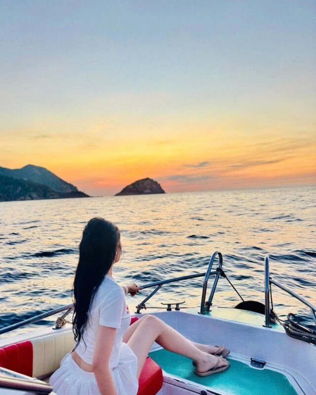 Du khách checkin trên Cano