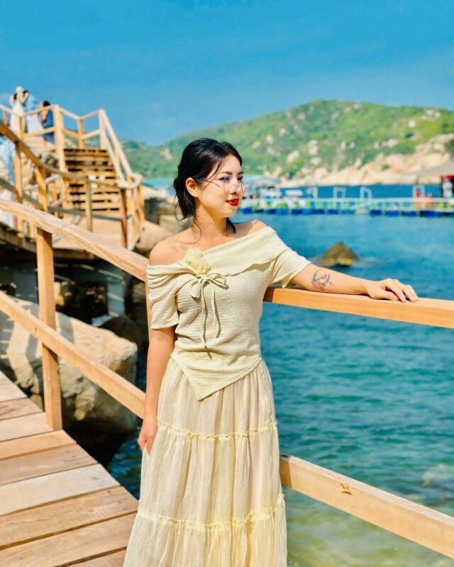 Du khách checkin trên cây cầu gỗ nổi tiếng