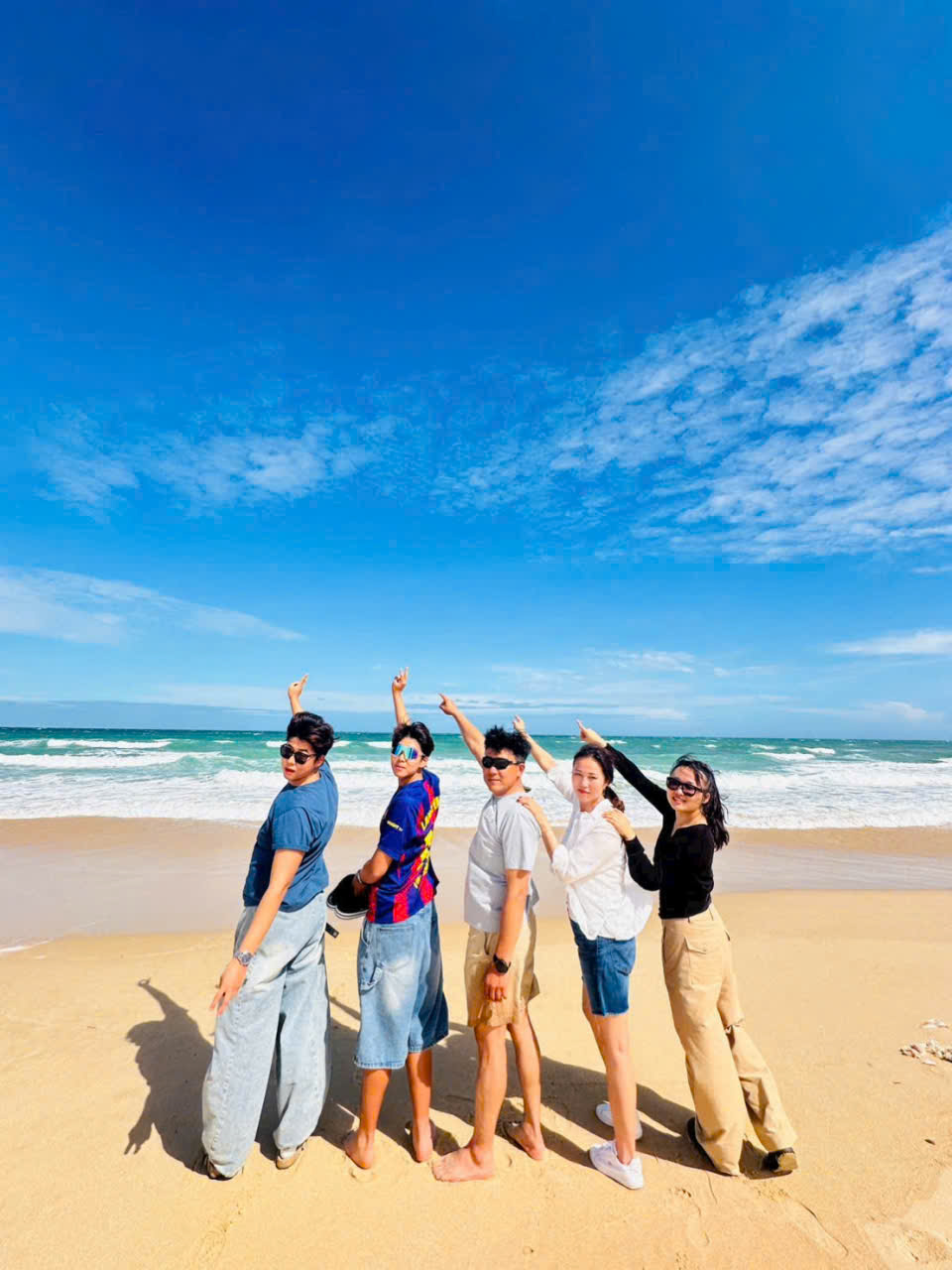 Cả gia đình cùng chụp ảnh lưu niệm tại Mũi Dinh Ninh Thuận