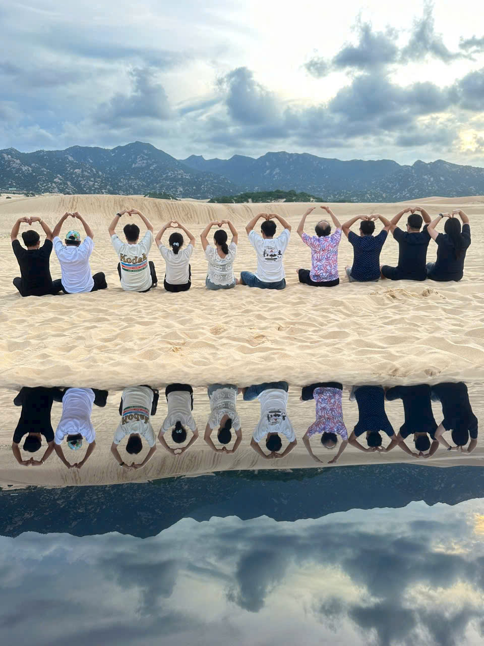 Cả gia đình cùng chụp ảnh lưu niệm tại Mũi Dinh Ninh Thuận