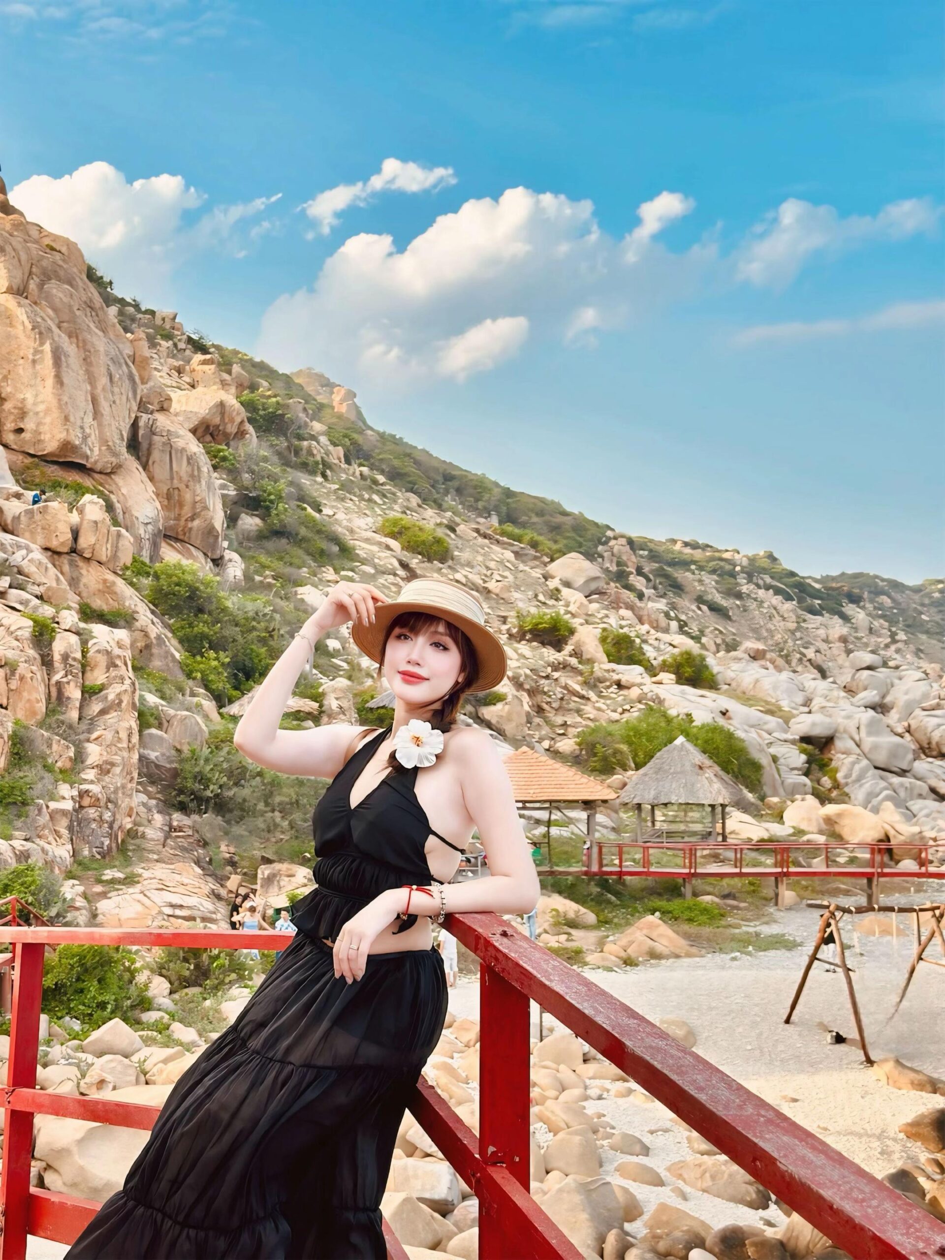 Du khách Check in tại Hang Rái trong tour vĩnh hy hot nhất 2026