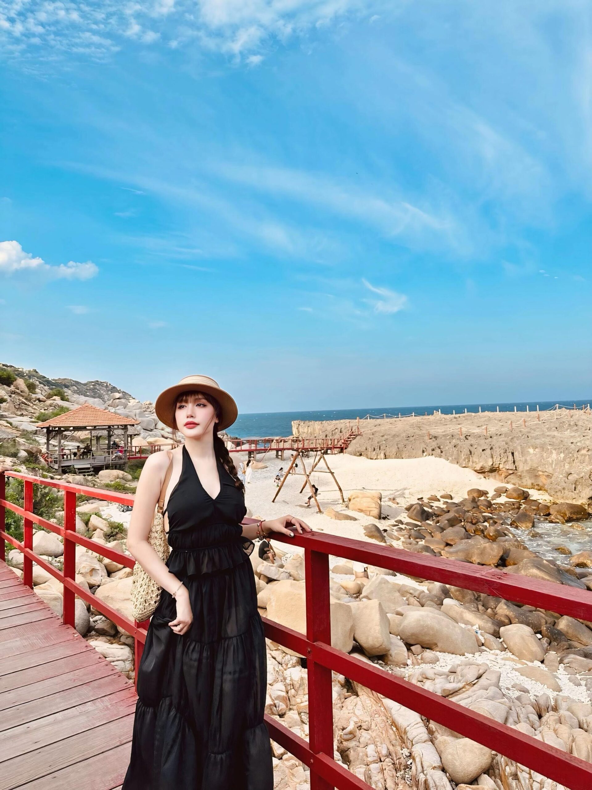 Du khách Check in tại Hang Rái trong tour vĩnh hy hot nhất 2026