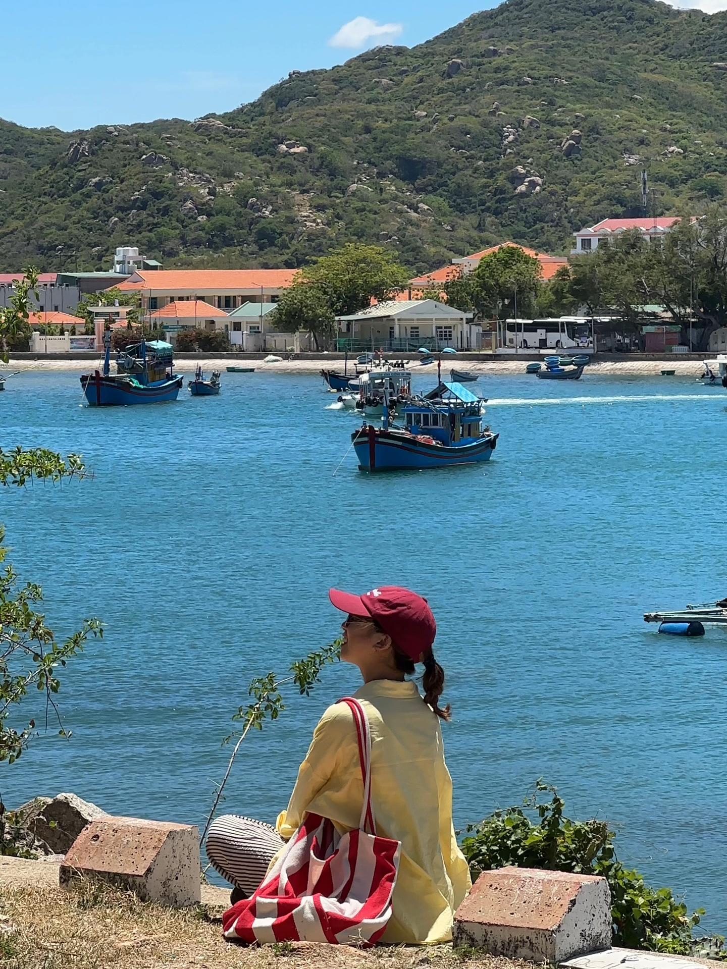 Du khách Check in tại Vĩnh Hy trong tour vĩnh hy hot nhất 2026