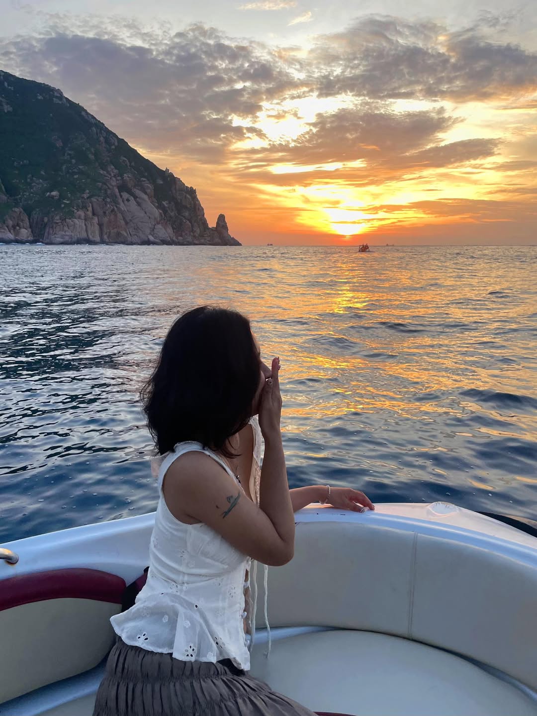 Du khách sống ảo trên cano đón bình minh trong tour vĩnh hy hot nhất 2026