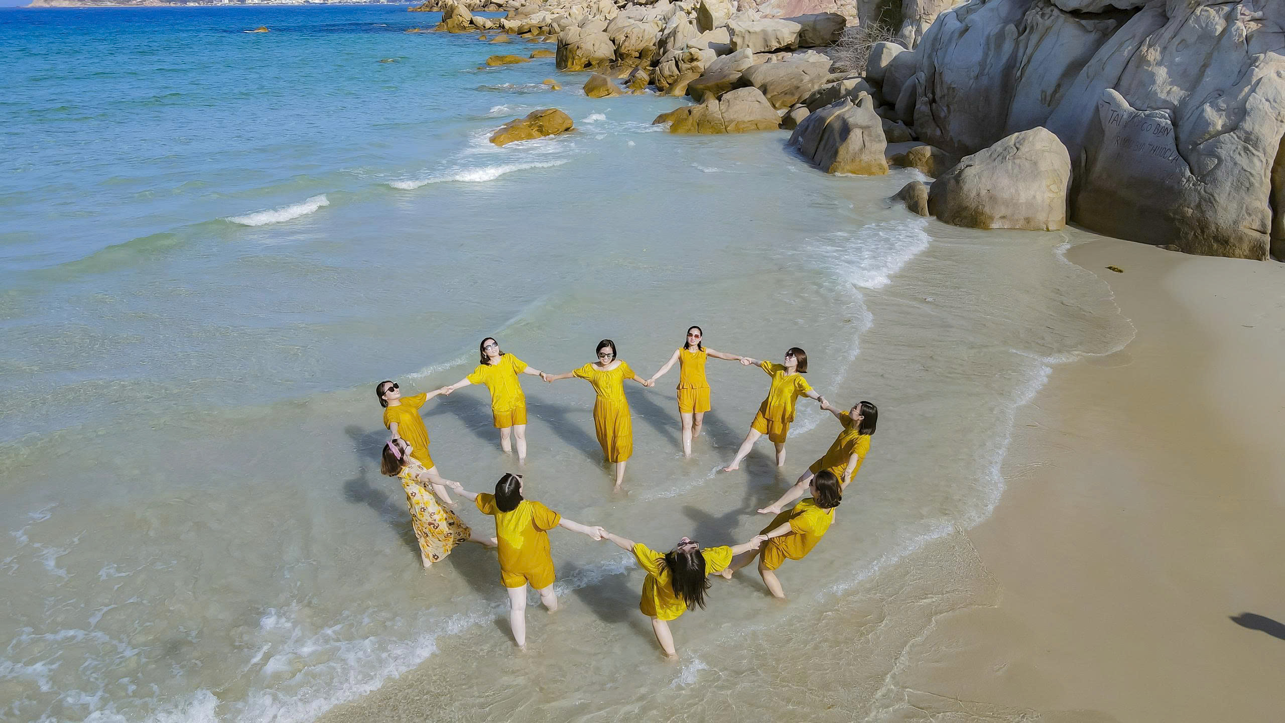 Dịch vụ chụp Team Building tại Vĩnh Hy